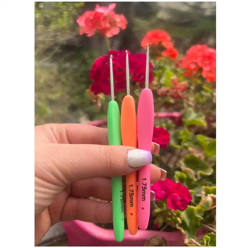 قلاب بافتنی مدل ZHL-1.75 کد 1.75 به همراه سنجاق نشانه گذار بافتنی و سوزن دوخت کاموا مجموعه 4 عددی