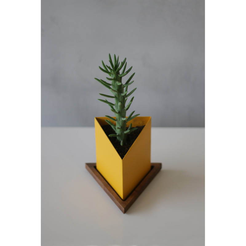 گلدان مدل Triangle-MEDIUM گلدان مدل Triangle-MEDIUM
