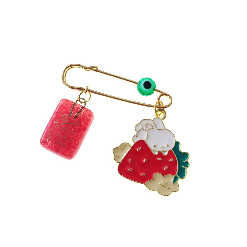 سنجاق سینه دخترانه مدل توت فرنگی و خرگوش و وان یکاد شیشه و مهره چشم نظر