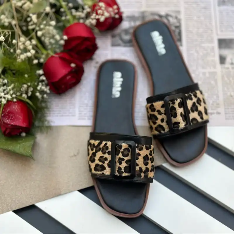 صندل زنانه نیکتا مدل سگک دار پلنگی