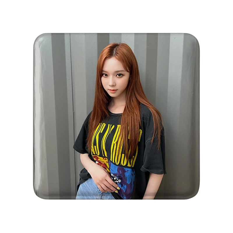 مگنت خندالو طرح وینتر گروه آسپا Aespa  مدل مربعی کد 19736