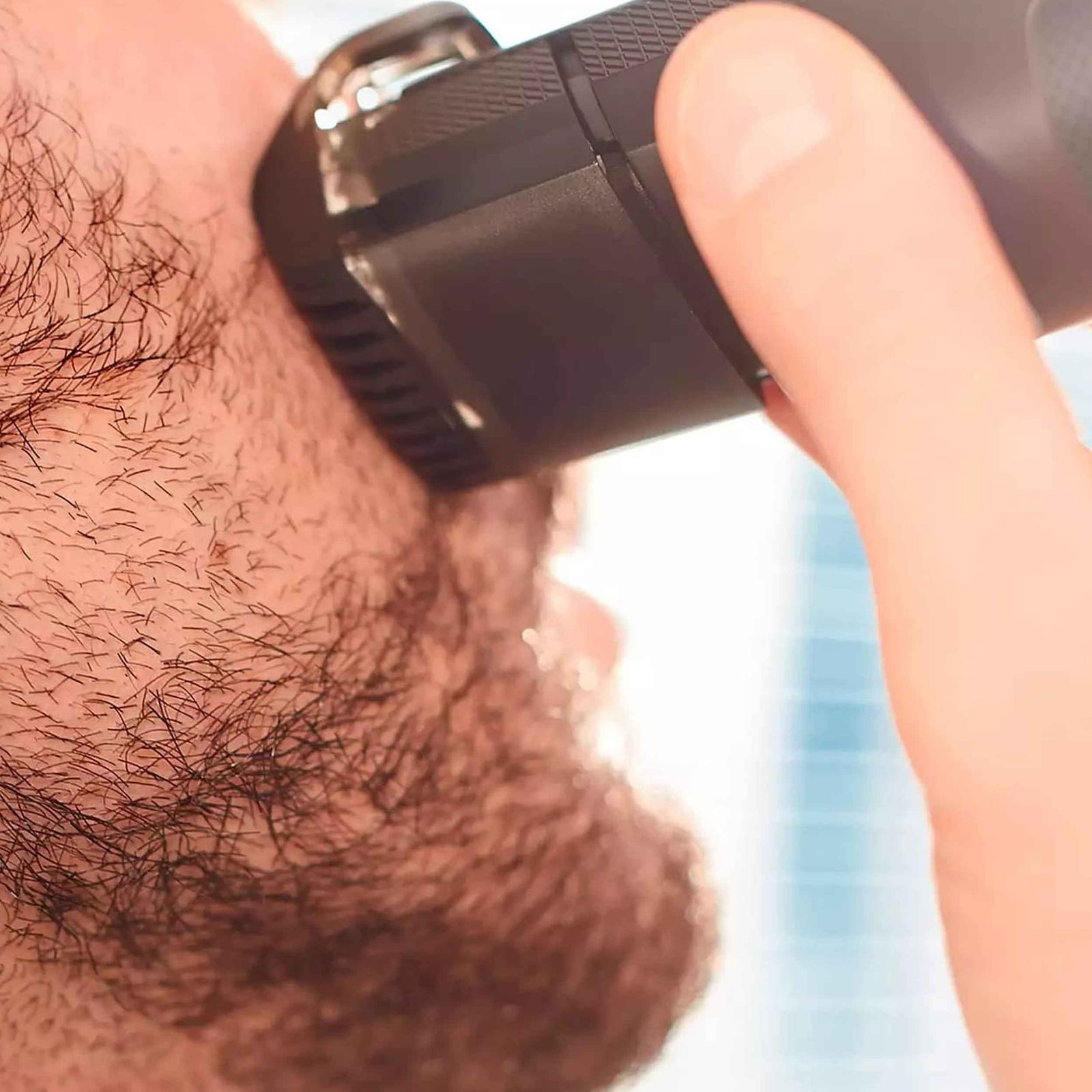 ماشین اصلاح موی صورت فیلیپس مدل BT5200/16، اصلاح به صورت حجم زن، طراحی ارگونومیک، منبع انرژی با باتری، تکنولوژی اصلاح به صورت برش مستقیم، اندازه اصلاح 0.4 میلی‌متر، مدت زمان شارژ 60 دقیقه و مدت زمان استفاده پس از شارژ 60 دقیقه، دارای LED، به همراه برس -  - 5
