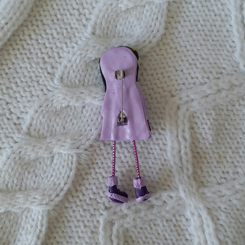 سنجاق سینه زنانه مدل دختر کتاب کد SS102