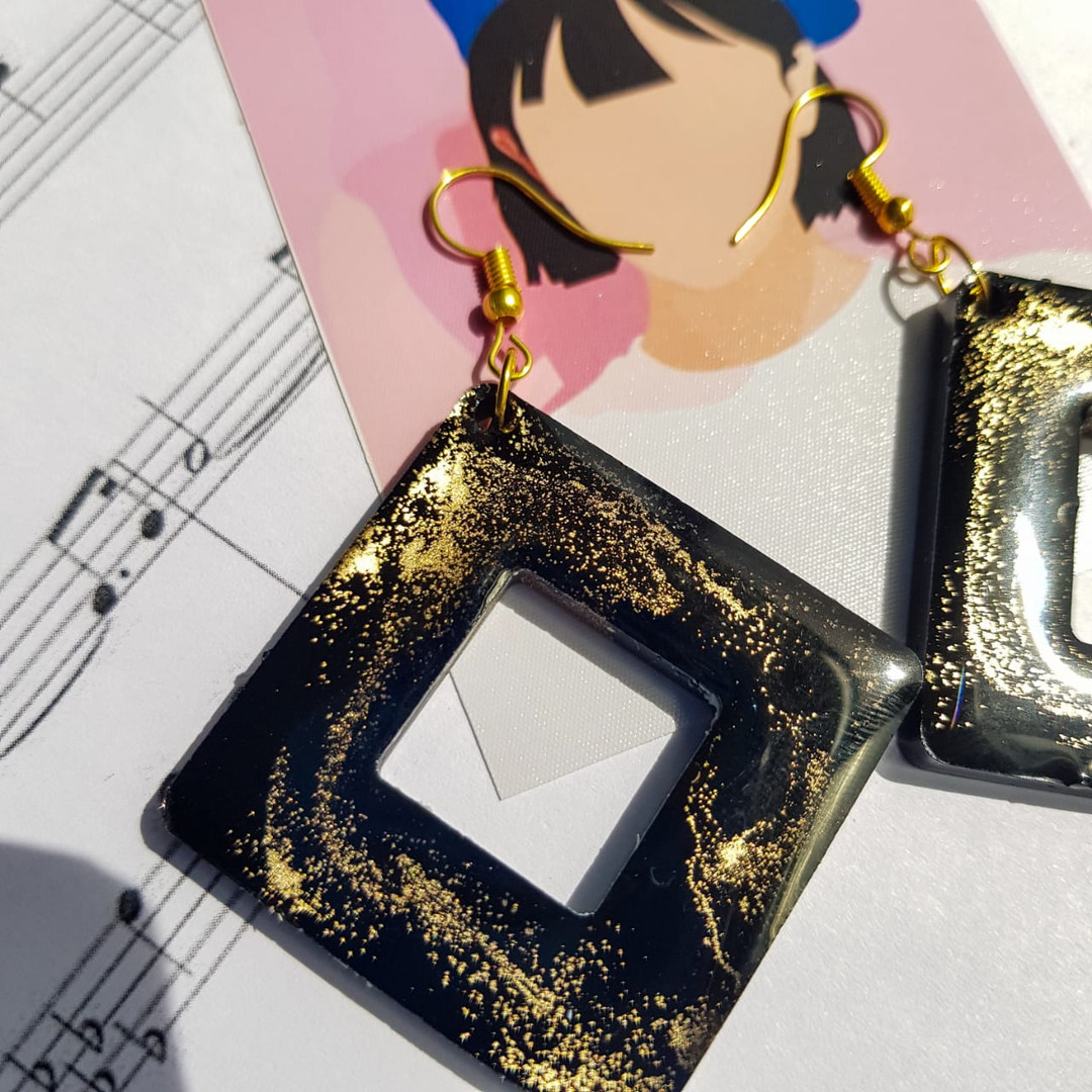 گوشواره دخترانه مدل رزینی ابر و بادی