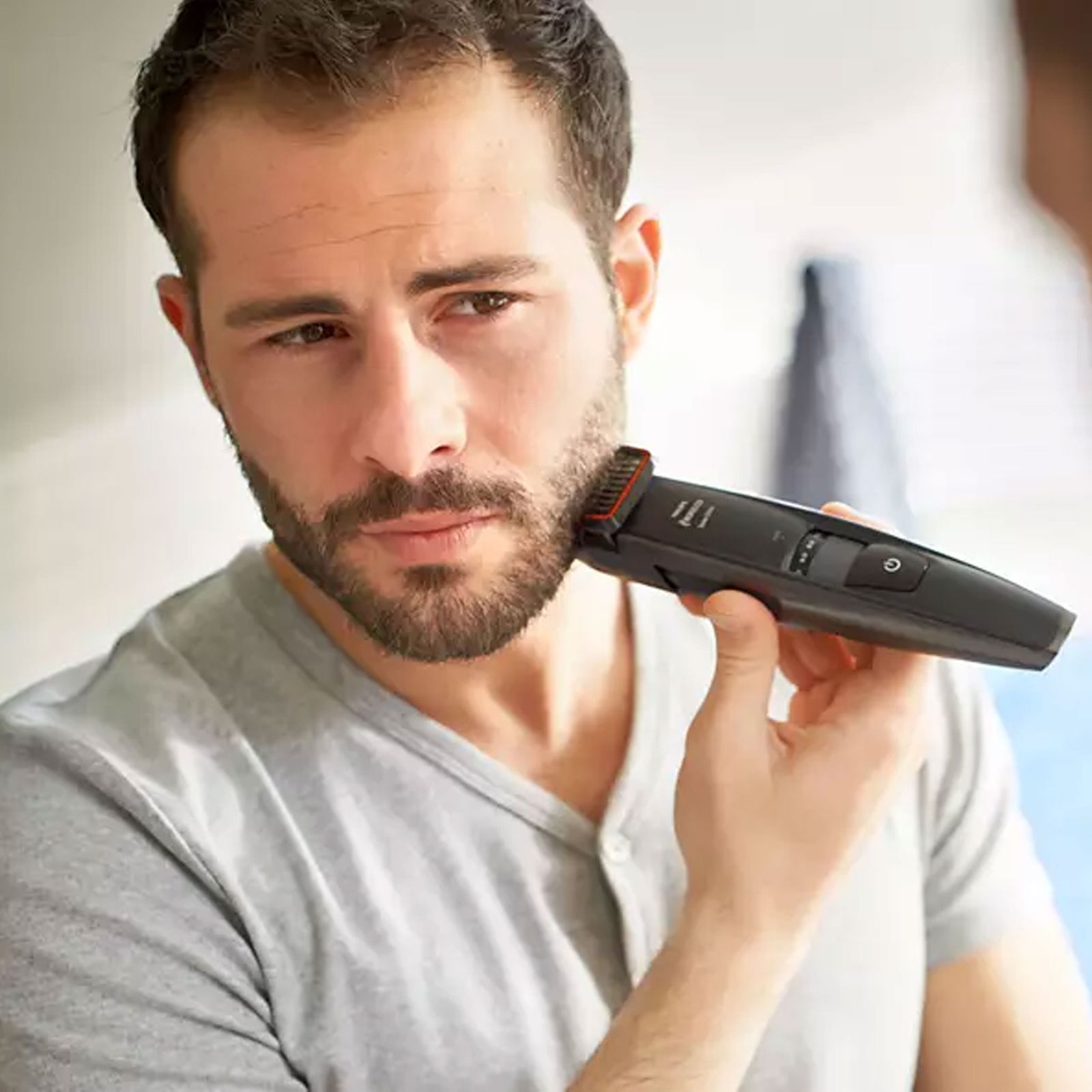ماشین اصلاح موی صورت فیلیپس مدل BT5200/16، اصلاح به صورت حجم زن، طراحی ارگونومیک، منبع انرژی با باتری، تکنولوژی اصلاح به صورت برش مستقیم، اندازه اصلاح 0.4 میلی‌متر، مدت زمان شارژ 60 دقیقه و مدت زمان استفاده پس از شارژ 60 دقیقه، دارای LED، به همراه برس -  - 12