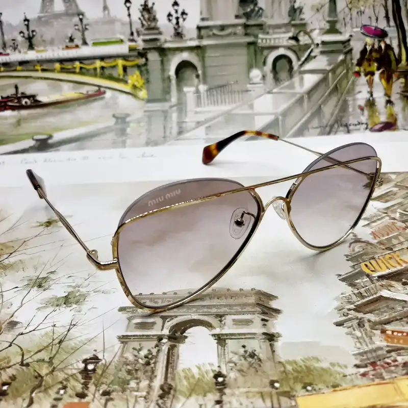 عینک آفتابی زنانه میو میو مدل M1017c4