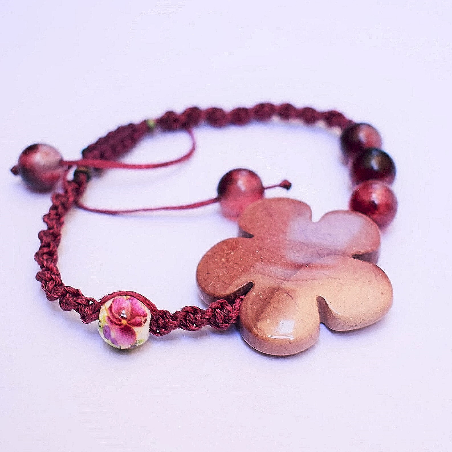 دستبند زنانه مدل سنگ و بافت گل سیب