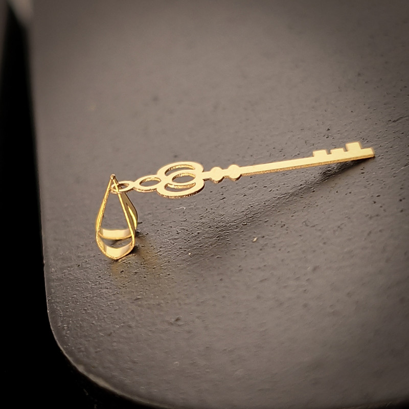 آویز گردنبند طلا 18 عیار زنانه ناریا طرح کلید