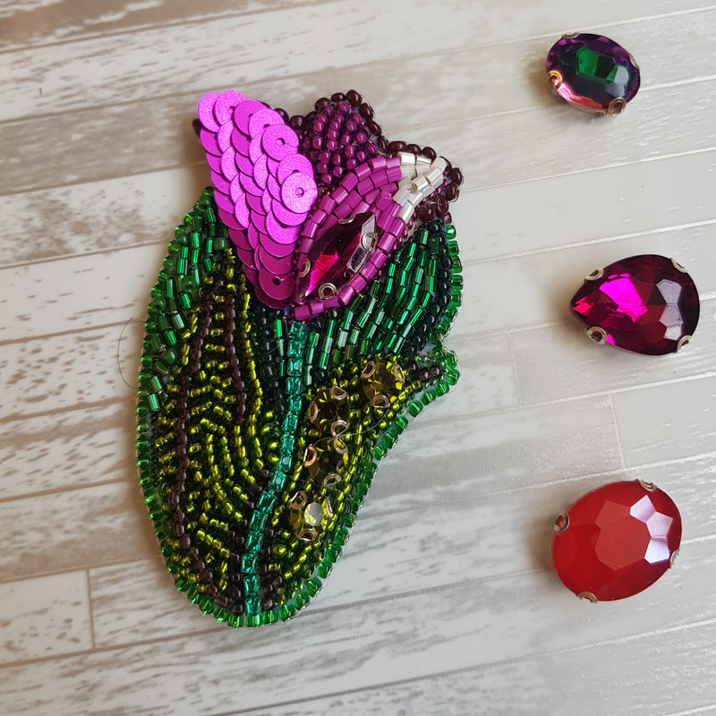 گل سینه زنانه مدل جواهردوزی گل لاله کد GOL921