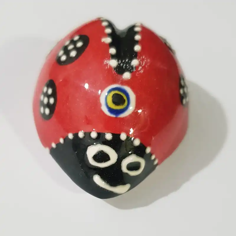 مگنت سفالی طرح کفشدوزک مدل نقش برجسته کد 5022