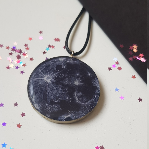 گردنبند دخترانه مدل ماه رزینی