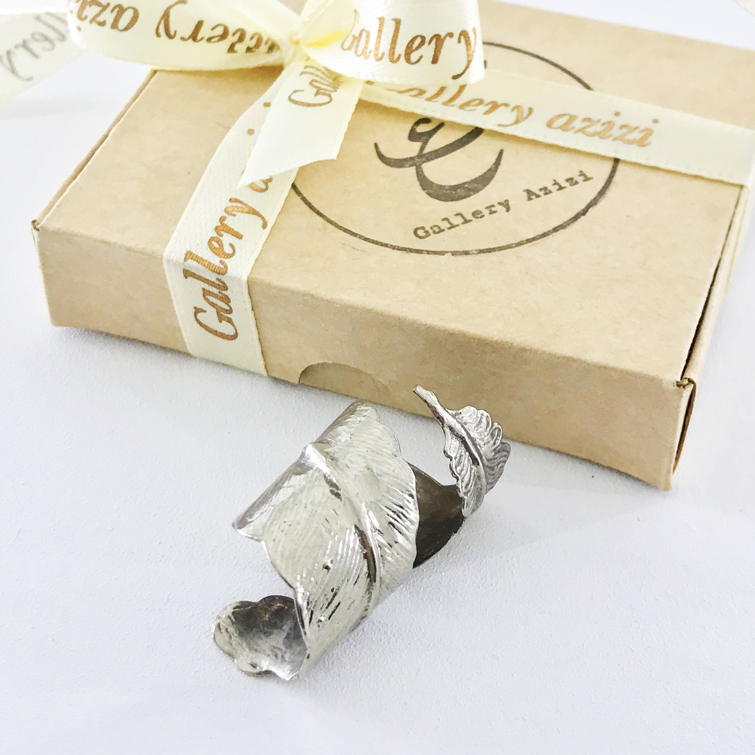 انگشتر زنانه گالری عزیزی طرح برگ مدل 15405 انگشتر زنانه گالری عزیزی طرح برگ مدل 15405