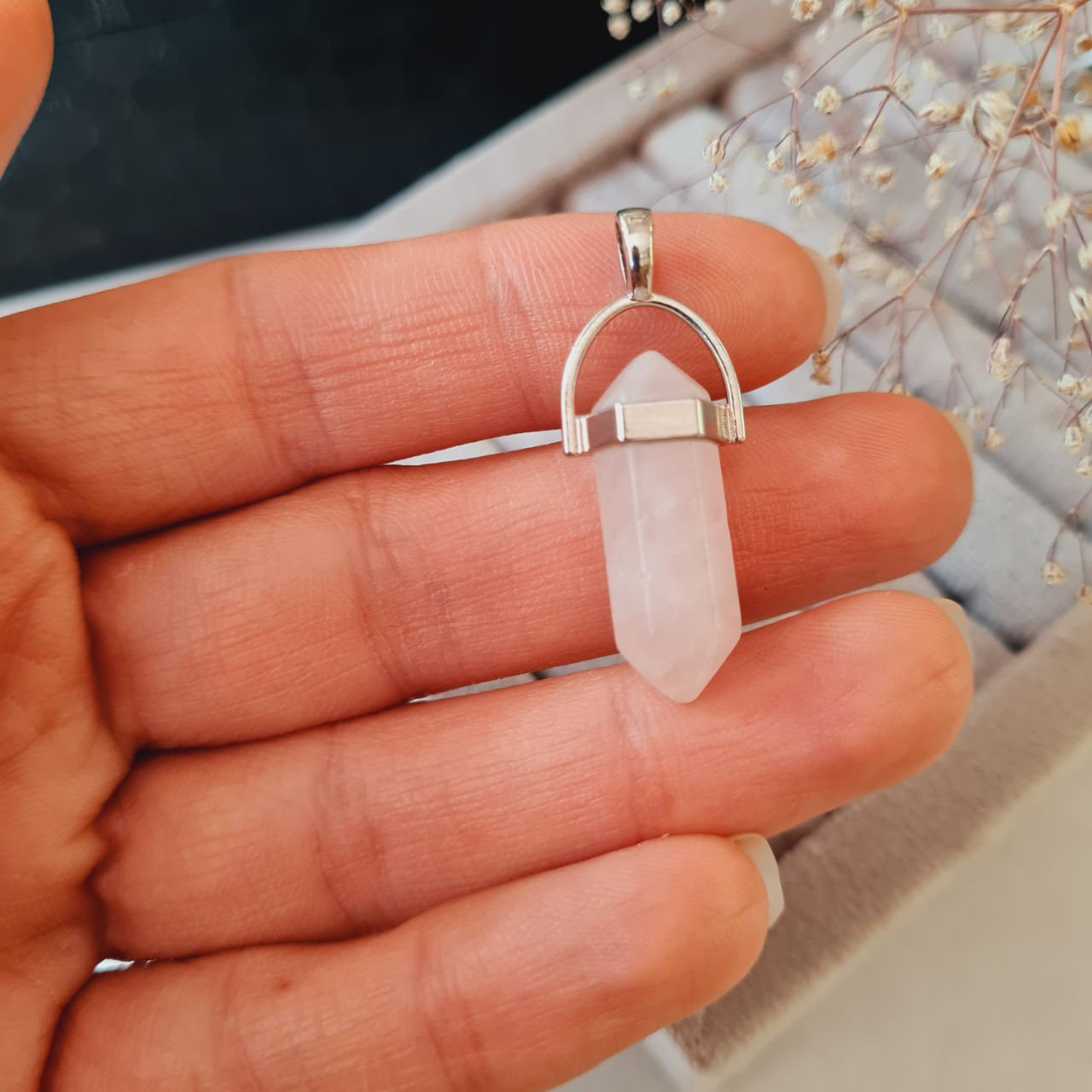 آویز گردنبند مدل منشور طرح سنگ کوارتز آویز گردنبند مدل منشور طرح سنگ کوارتز