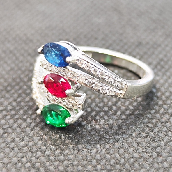 انگشتر نقره زنانه مدل سه جواهر نگین کد 521 انگشتر نقره زنانه مدل سه جواهر نگین کد 521