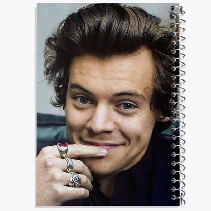 دفتر نت موسیقی 50 برگ خندالو مدل هری استایلز گروه موسیقی وان دایرکشن One Direction کد 2927