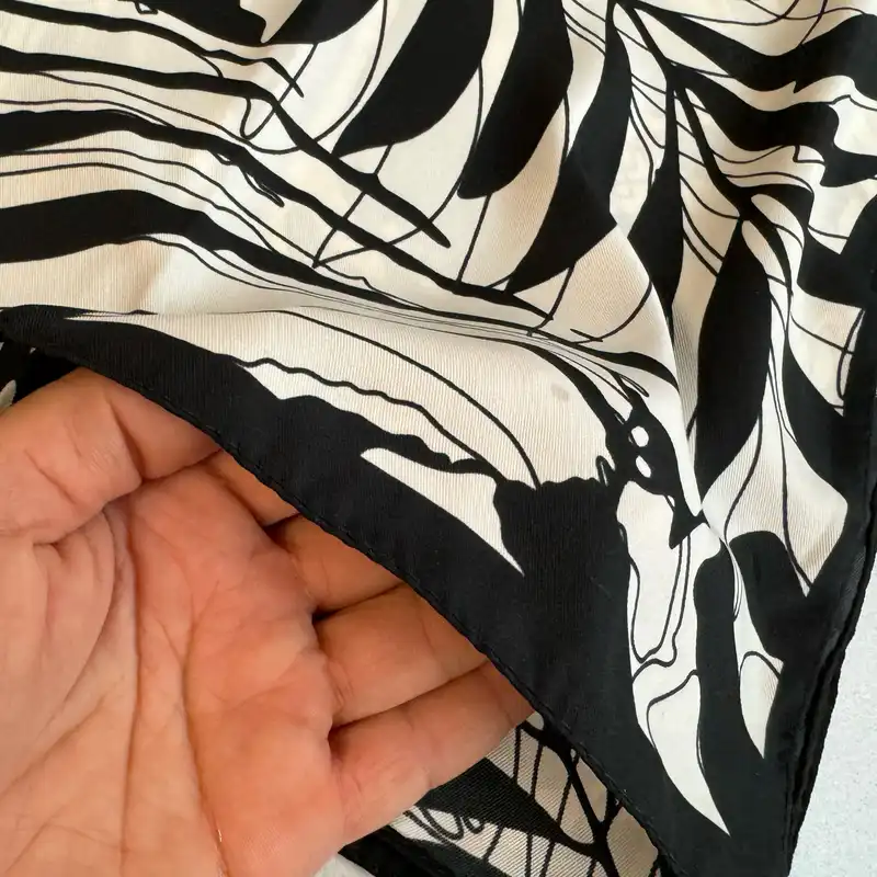 روسری زنانه طرح برگدار