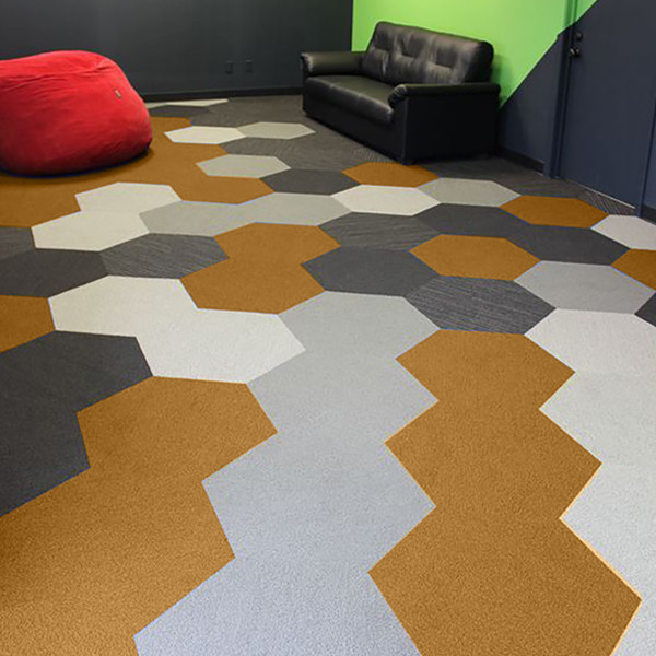 موکت آرتا نقش تاک مدل تایل شش ضلعی کلاسیک مونو کروم