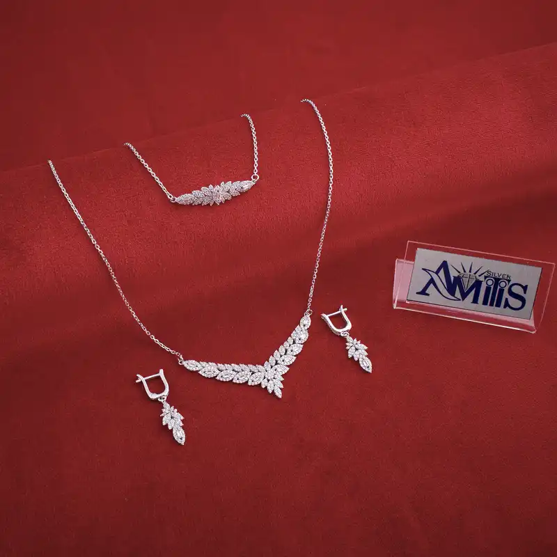 نیم ست نقره زنانه مدل برلیان امرالد AMT-N212