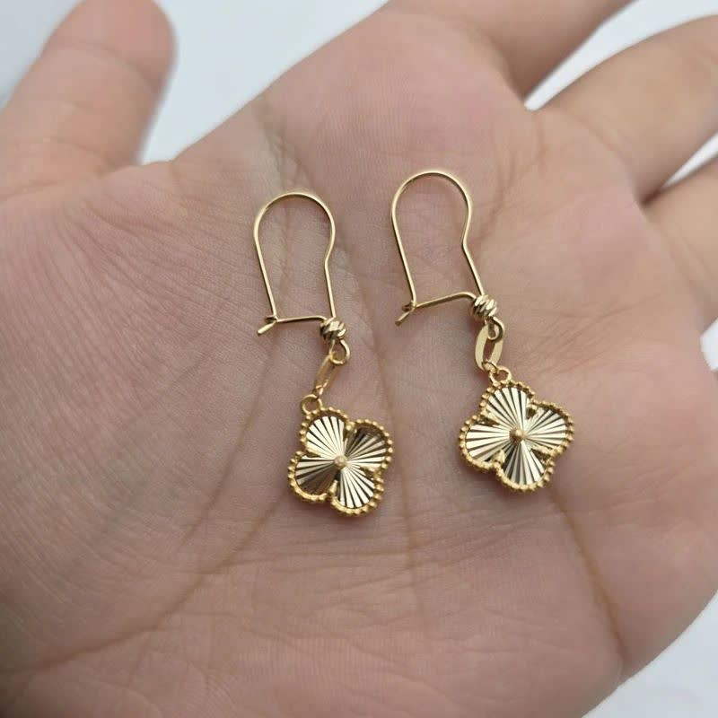 گوشواره عصایی طلا 18 عیار زنانه با طرح ونکلیف آرپلز طلای کامک مدل گل - 3