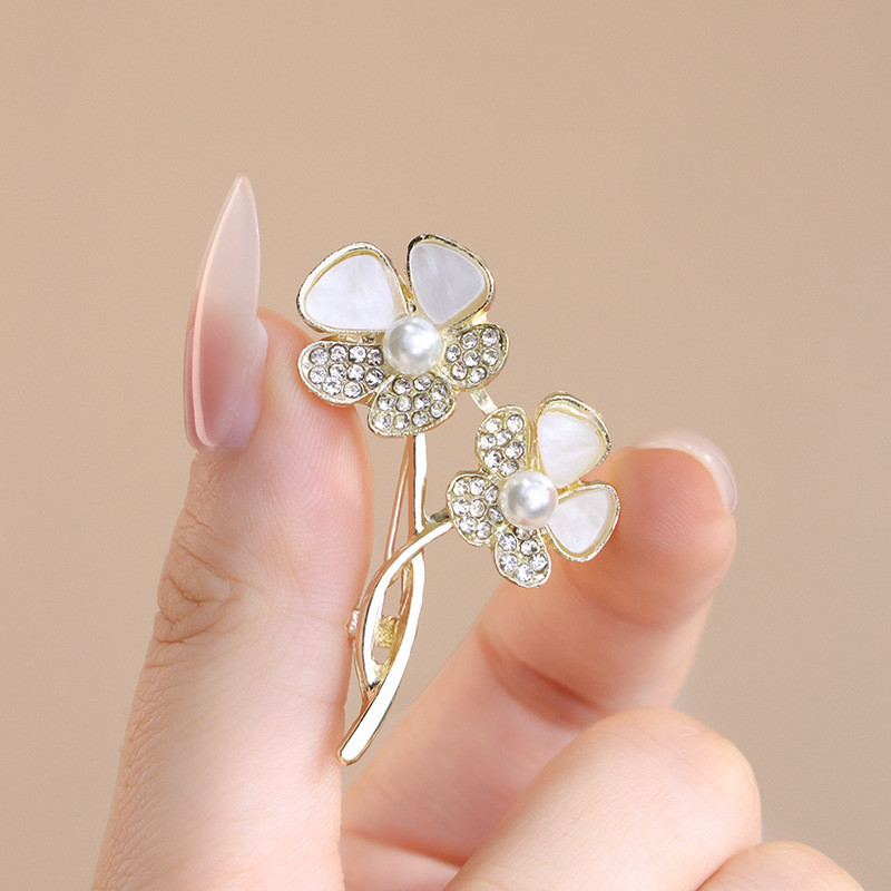 گل سینه زنانه مدل شکوفه مرواریدی گل سینه زنانه مدل شکوفه مرواریدی