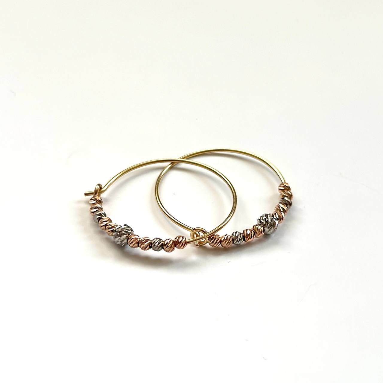 گوشواره طلا 18 عیار زنانه مدل G015 طرح حلقه ایی با گوی های تراش