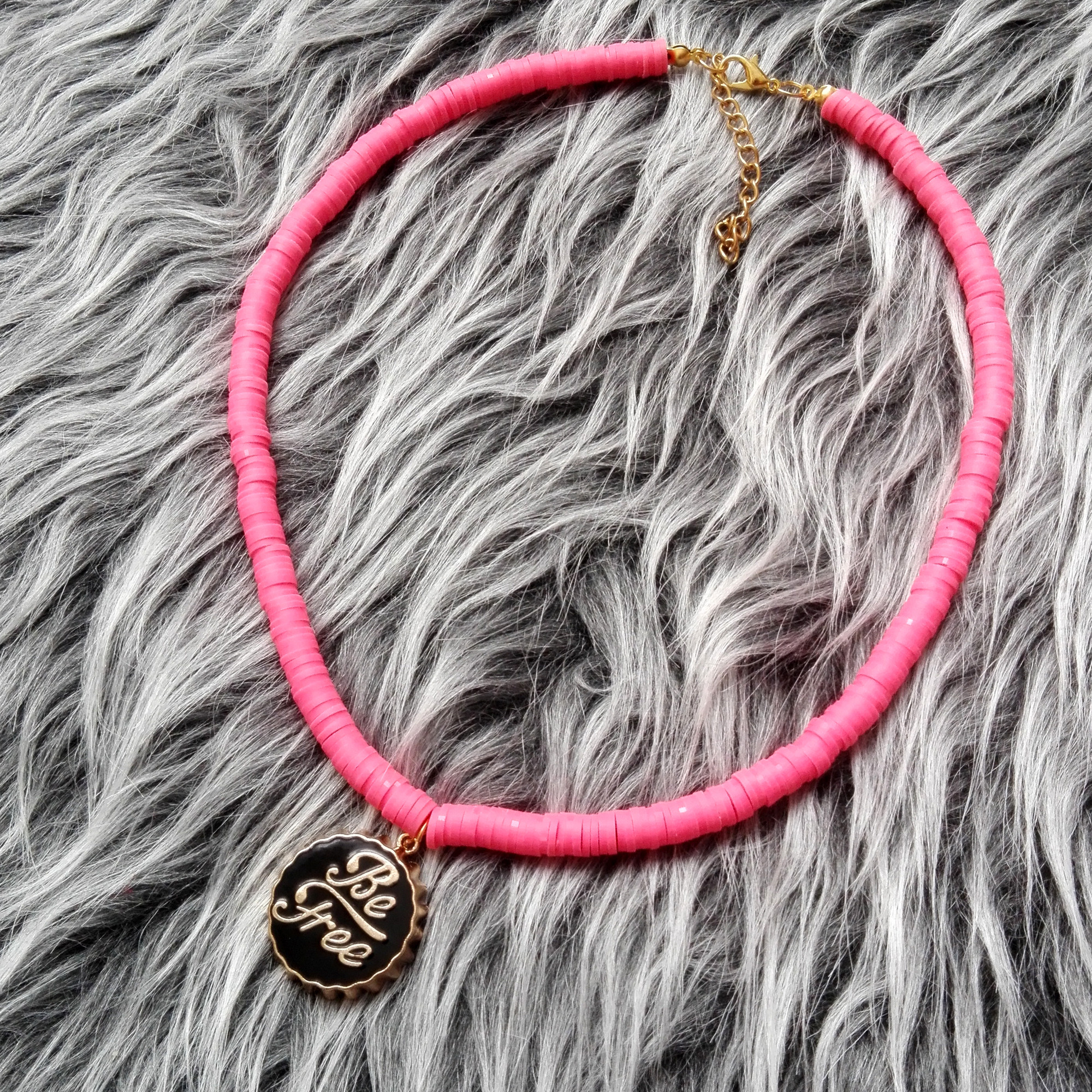 گردنبند دخترانه مدل فیمو طرح Be Free