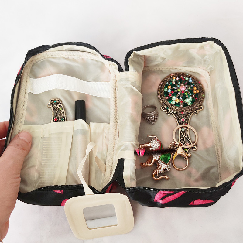 کیف لوازم آرایش زنانه مدل لب