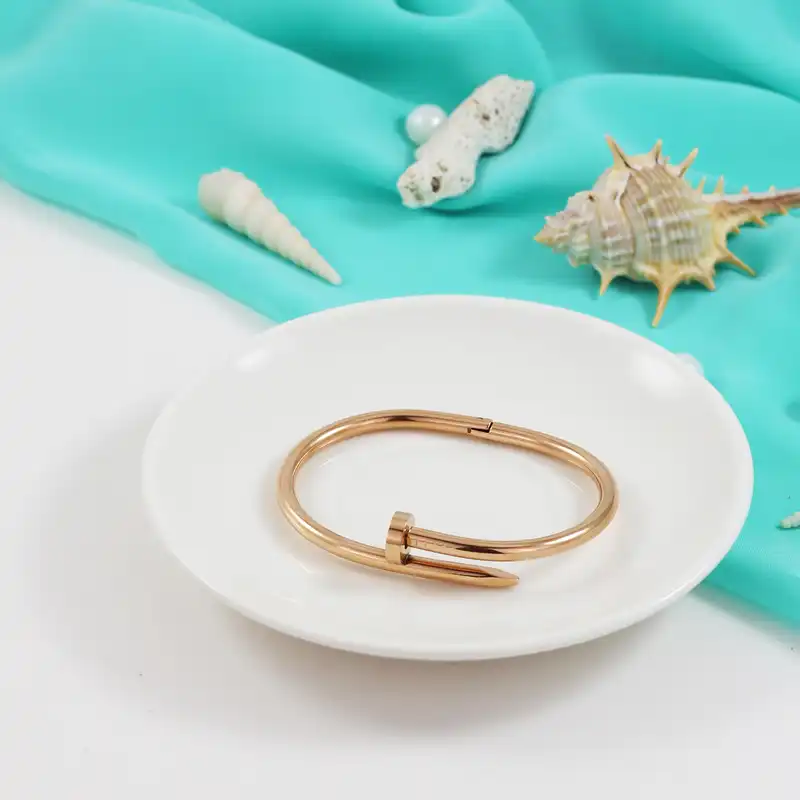 النگو زنانه مدل V78