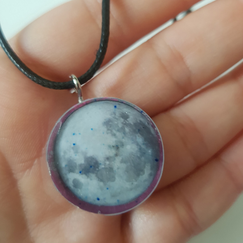 گردنبند دخترانه مدل رزینی ماه شبتاب 001 گردنبند دخترانه مدل رزینی ماه شبتاب 001