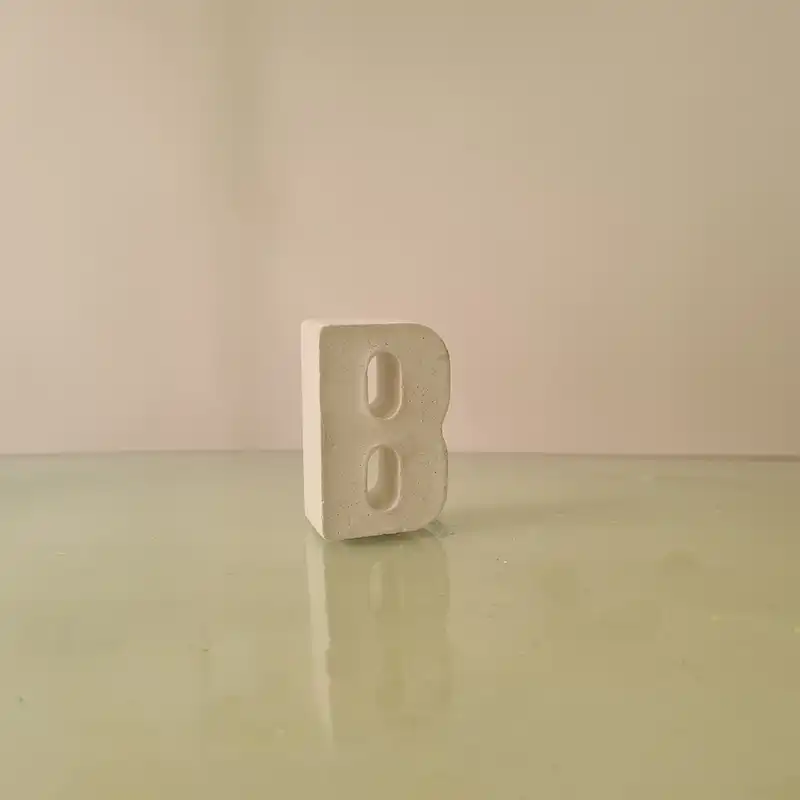 استند رومیزی تزیینی مدل حرف B