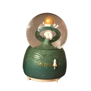 گوی موزیکال مدل پمپی طرح فضانورد 