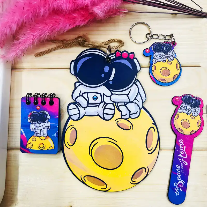 بسته لوازم تحریر مدل فضانوردان مجموعه 4 عددی