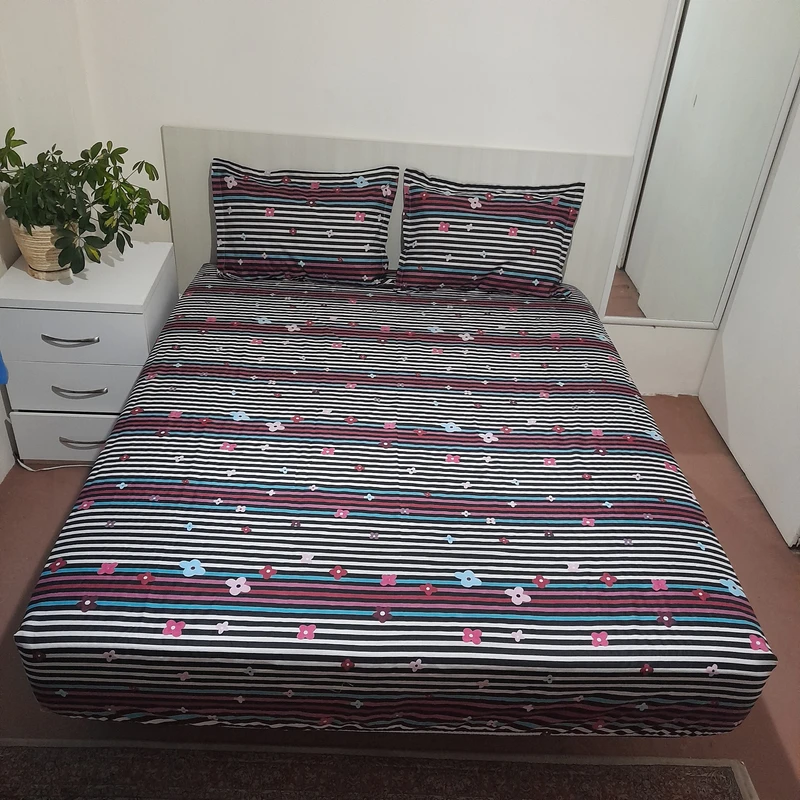 سرویس ملحفه مدل ni06079 طرح گلبرگ راه راه کد 180 دو نفره سه تکه