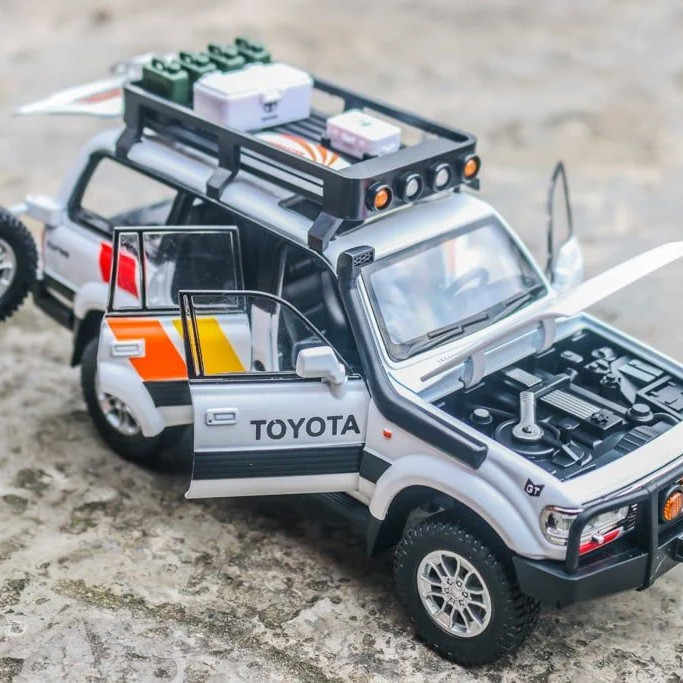 ماکت ماشین چه ژی مدل تویوتا لندکروزر Toyota Land Cruiser LC80 کد W100