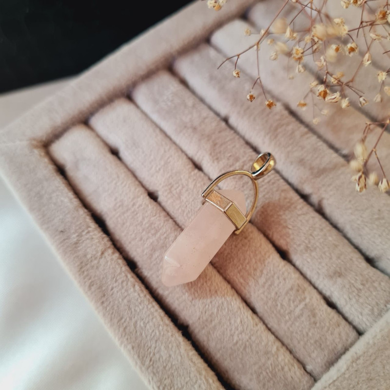 آویز گردنبند مدل منشور طرح سنگ کوارتز آویز گردنبند مدل منشور طرح سنگ کوارتز