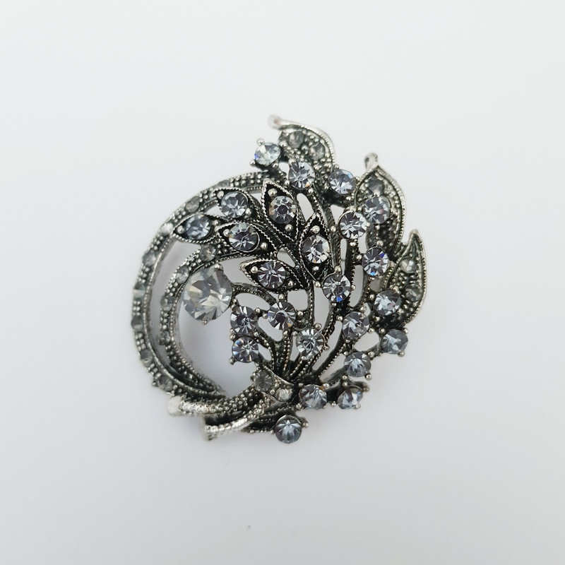 سنجاق سینه زنانه مدل برگ نگینی