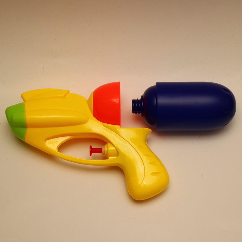 تفنگ آب پاش مدل مخزن دار