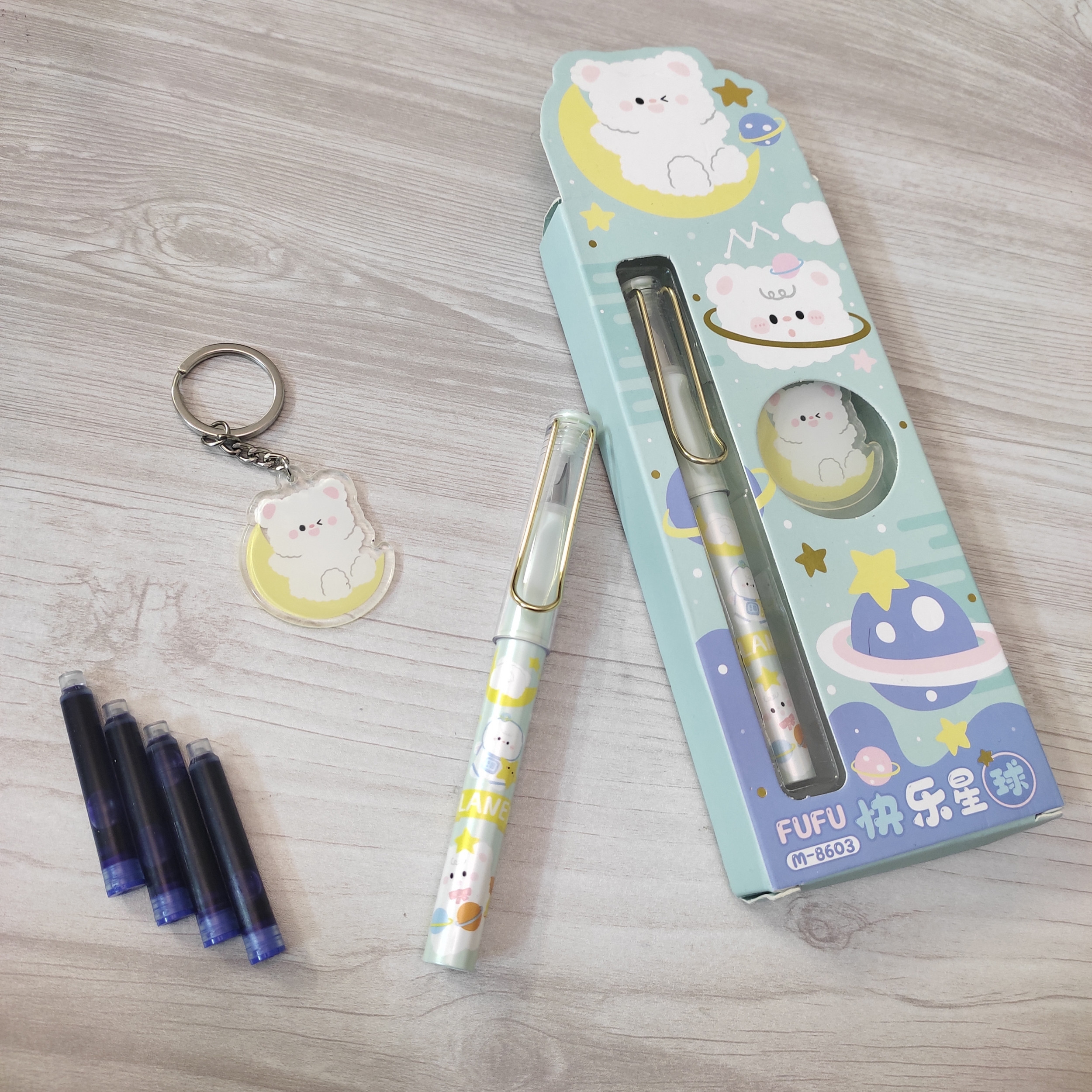 خودنویس مدل FuFu طرح خرس فضانورد به همراه جاکلیدی و جوهر یدک مجموعه 6 عددی