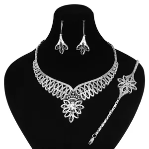 نیم ست نقره زنانه مدوکلاس کد 180359