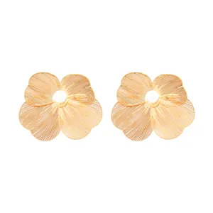 گوشواره میخی دخترانه مدل گل مروارید دار