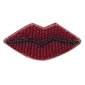 سنجاق سینه زنانه مدل لب کد 70