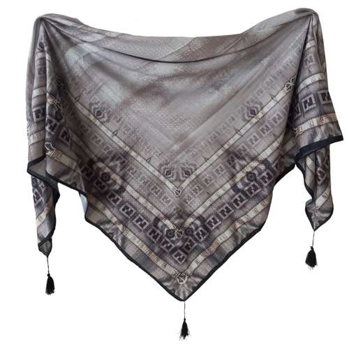 روسری زنانه فندی مدل قواره بزرگ پاییزی