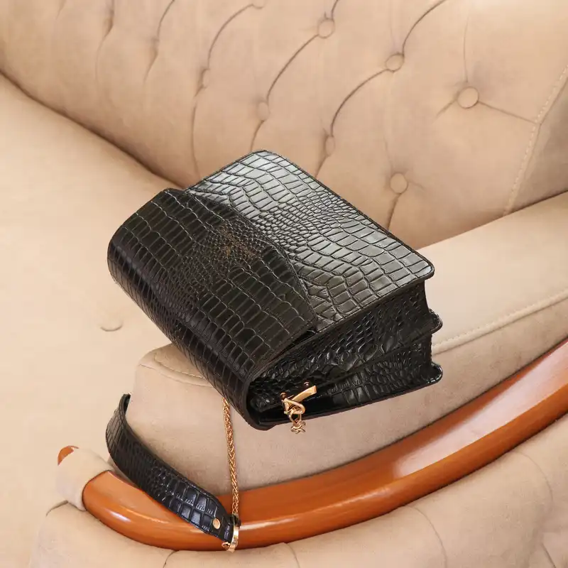 کیف دوشی زنانه چرم بارثاوا مدل 1358