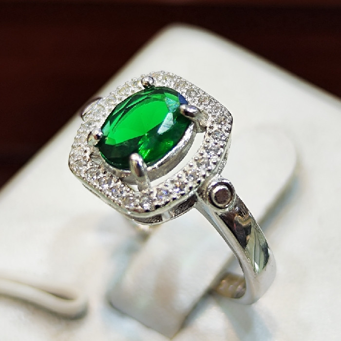 انگشتر نقره زنانه مدل سنگ زمرد کد 76 انگشتر نقره زنانه مدل سنگ زمرد کد 76