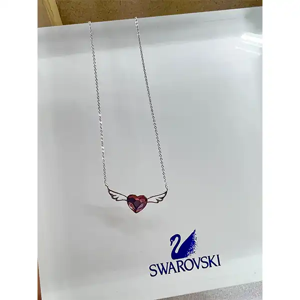 گردنبند زنانه سواروسکی مدل قلب بال دار کد 6325421