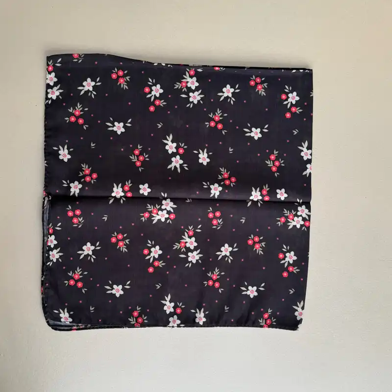 روسری زنانه مدل مینی نخی گل گلی مینیمال قواره 70