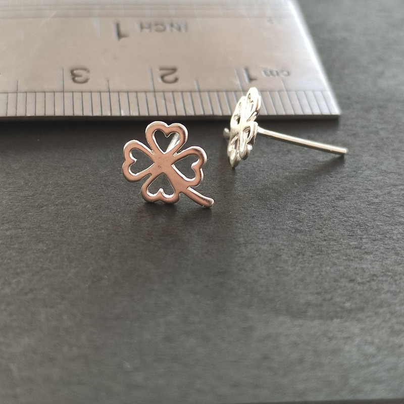 گوشواره نقره زنانه مدل شبدر چهاربرگ توخالی گوشواره نقره زنانه مدل شبدر چهاربرگ توخالی