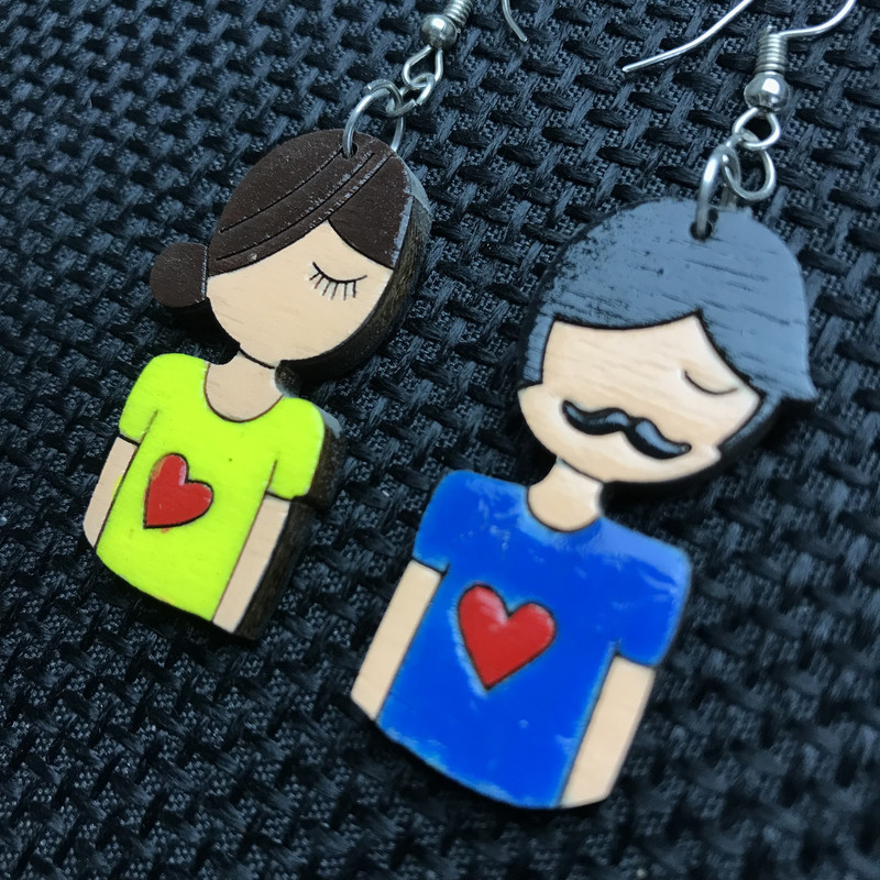 گوشواره دخترانه مدل بلک لایت طرح عشق