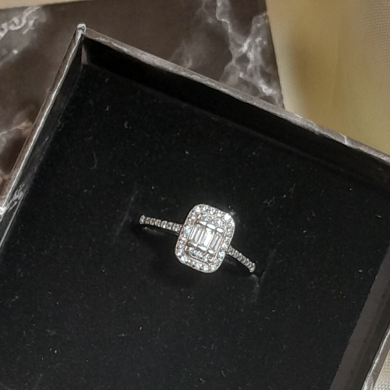 انگشتر نقره برلیان زنانه مدل مربعی نگین دار کد Rg004