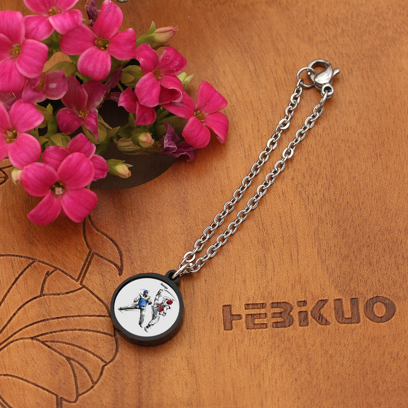 آویز ساعت زنانه ناکسیگو مدل شب تاب طرح تکواندو کد AW7216